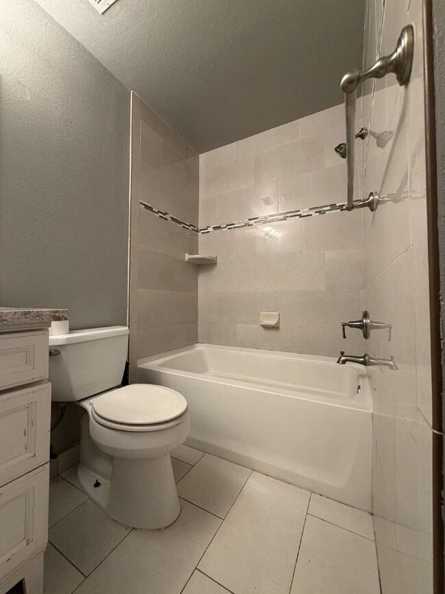 Building Photo - Spacious Single-Story Home with Large Yard & Classic Charm