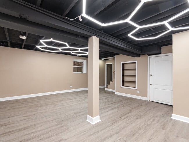 Building Photo - 7634 S May St