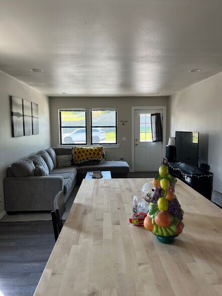 Building Photo - 434 S Jackson St