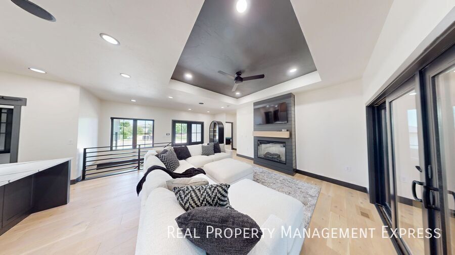 Building Photo - 313 N Red Spruce Ave