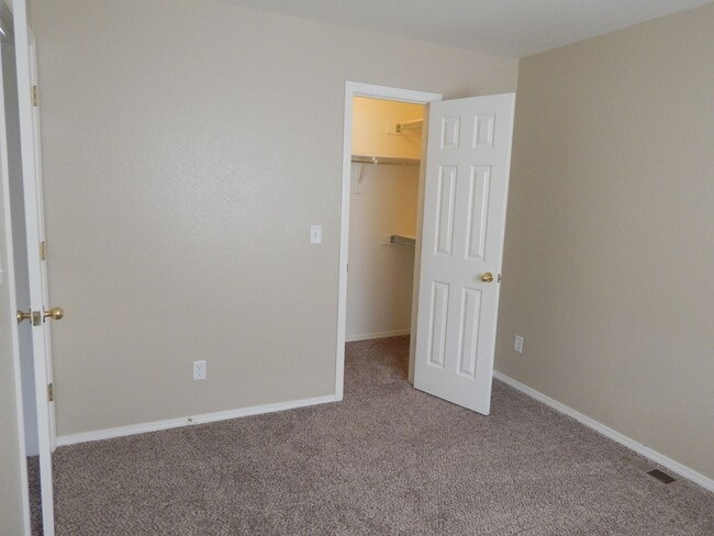 Building Photo - 203 Cleopatra St