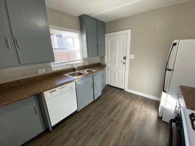 Kitchen w/ Dishwasher - 105 N Public Rd