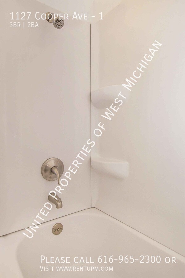 Building Photo - Available Now | 3 Bedroom 2 Bathroom Lower...