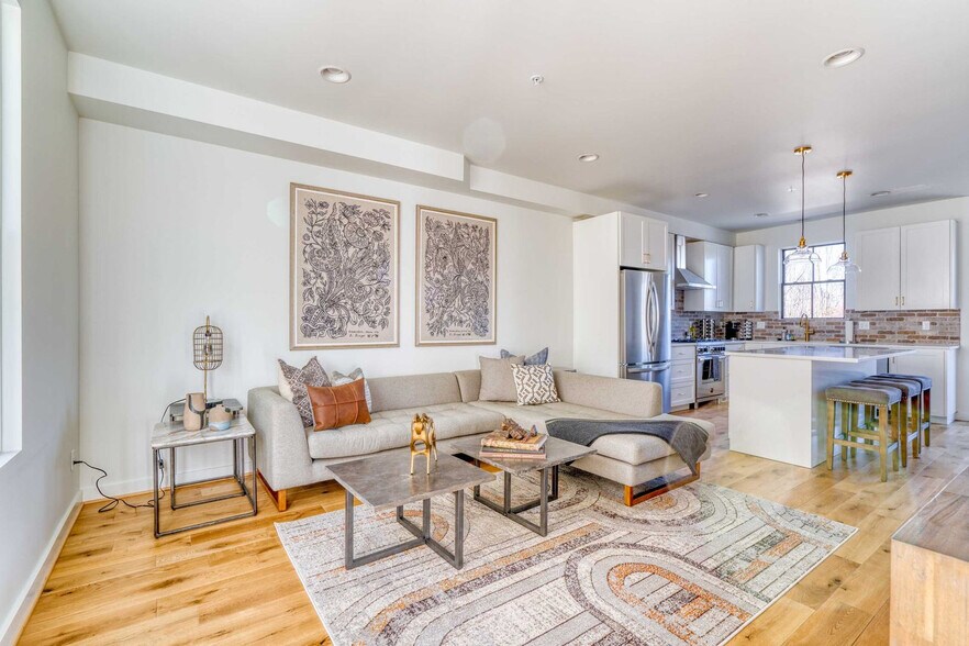 Building Photo - 512 NE 56th Ave