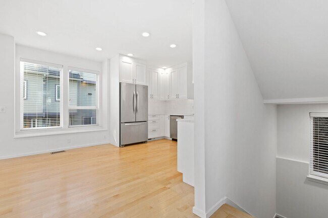 Building Photo - 3Bd/3Ba Seattle Townhome