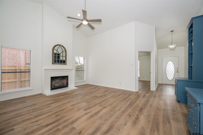 Building Photo - 5819 Hollytree Dr