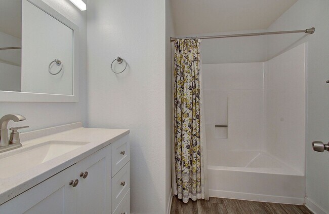 Building Photo - Cozy 2 bdrm 2 bath Condo - HALF OFF the 1s...