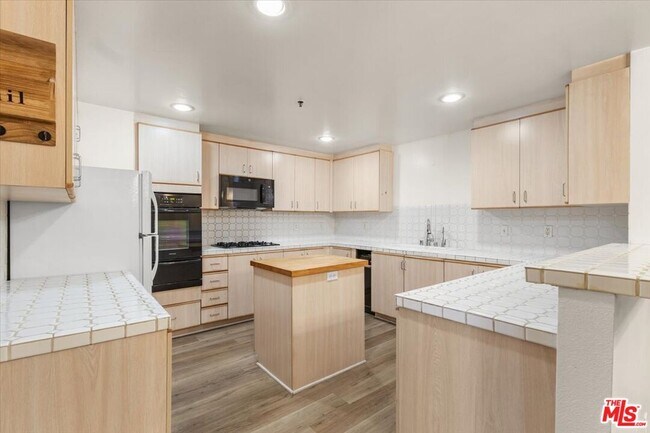 Building Photo - 5350 White Oak Ave