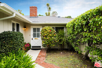 Building Photo - 931 Las Pulgas Rd