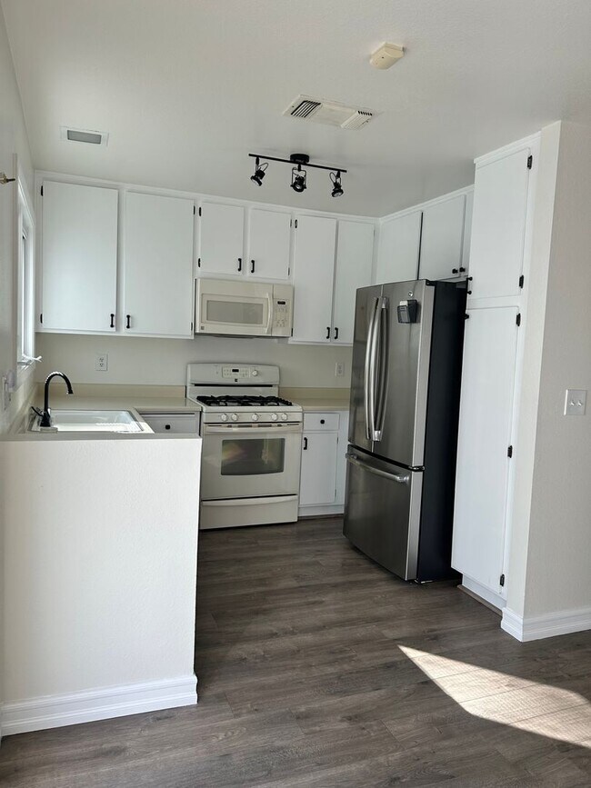 Building Photo - CHARMING 1 STORY - 2 BEDROOM HOME CLOSE TO...