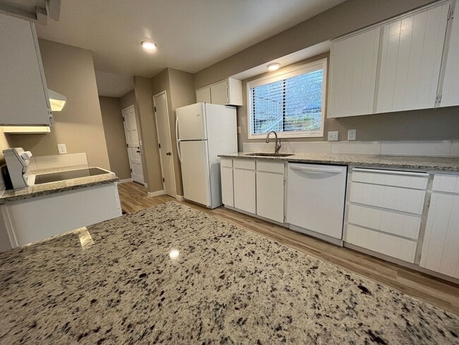 Building Photo - Spacious lower unit in refurbished duplex