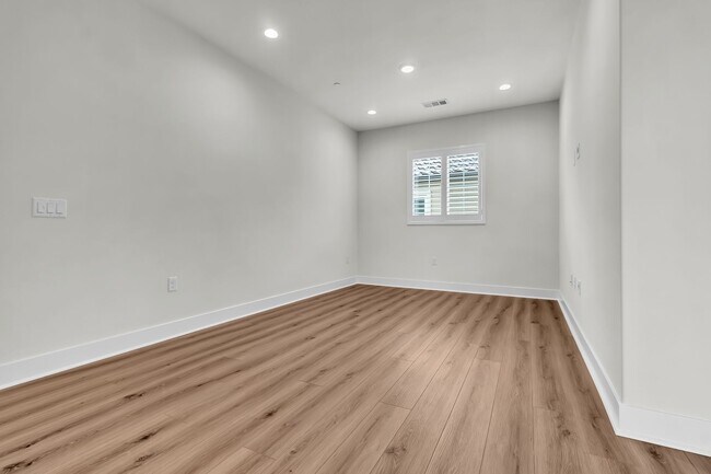 Building Photo - 720 Olivier Dr