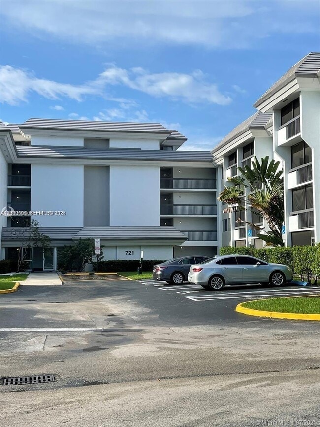 Building Photo - 721 N Pine Island Rd
