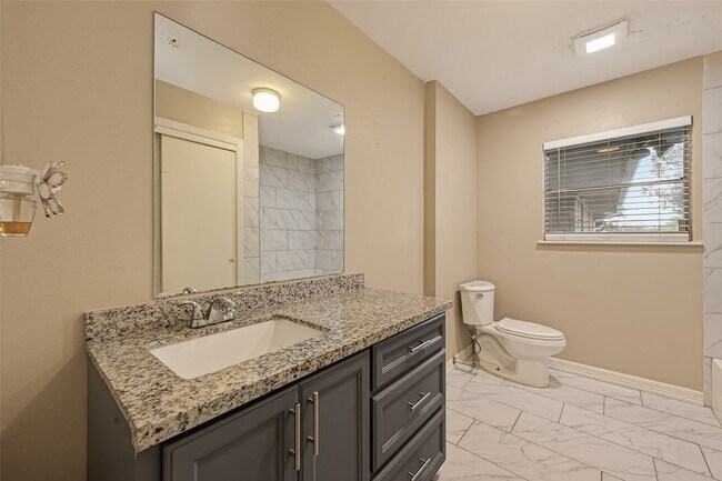 Building Photo - 10645 Oak Brook Dr