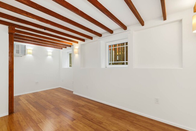 Building Photo - 3234 33rd Ave S