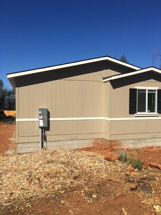 Building Photo - Paradise Location with end of road privacy...
