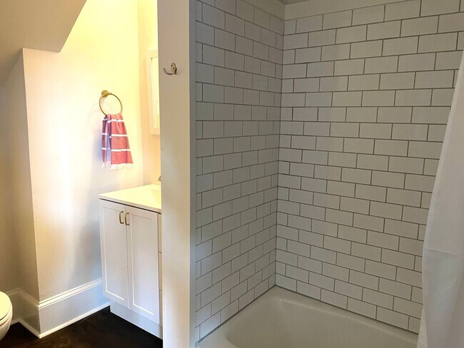 Building Photo - Renovated Historic One Bedroom Apartment D...