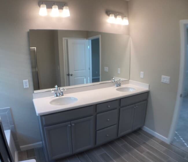 Building Photo - ***TWO WEEKS FREE*** Comfortable 3 Bedroom Home With Great Outdoor Space