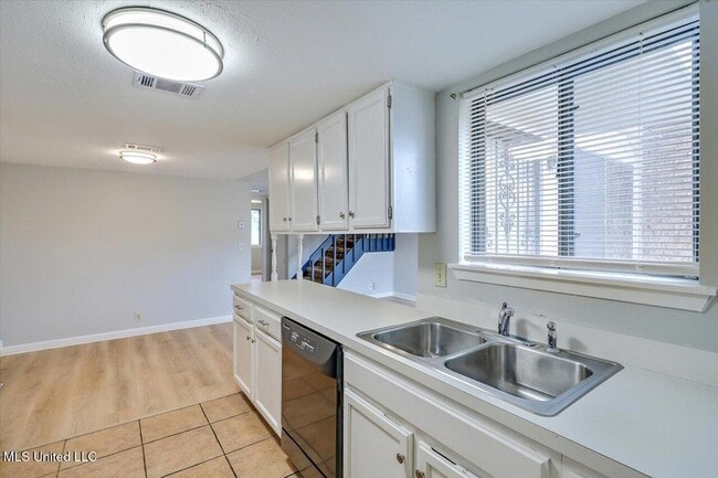 Building Photo - 167 Lakebend Cir