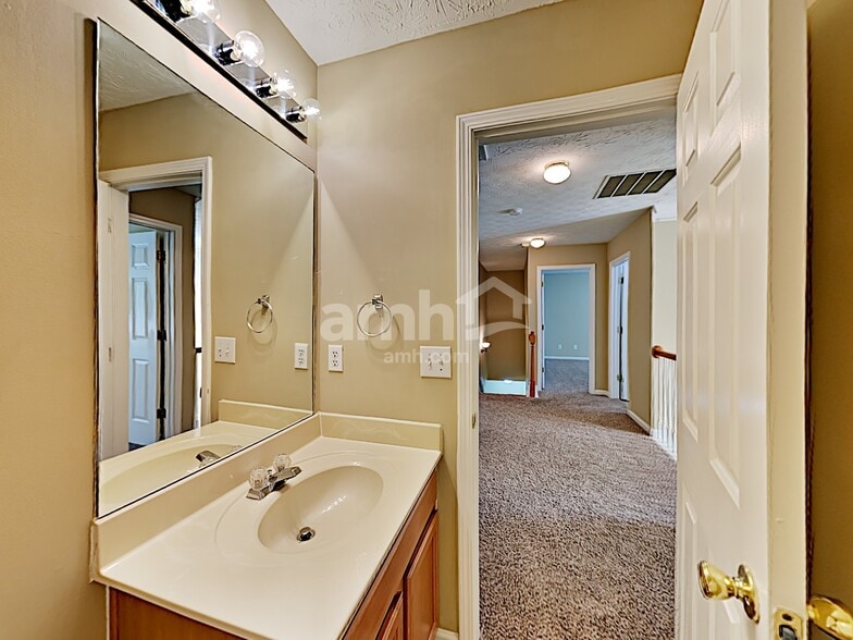 Building Photo - 158 Village Trace