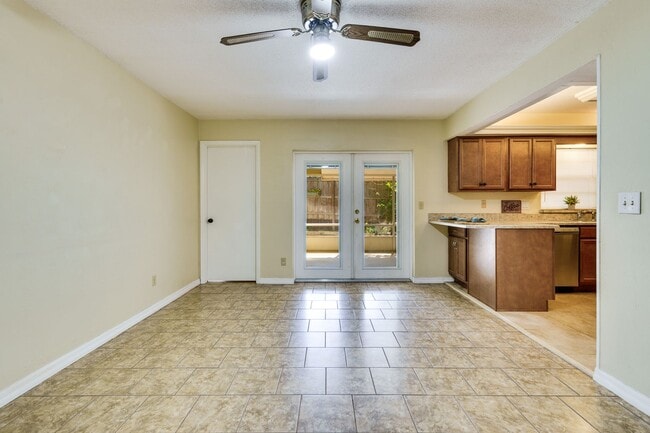 Building Photo - Charming 3BR/2BA Single-Family Home in Por...
