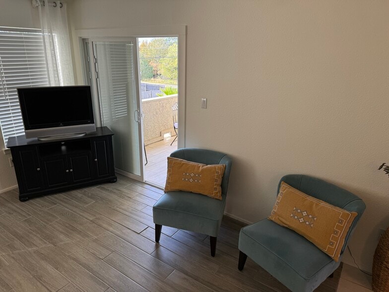 Building Photo - 604 Highcrest Dr