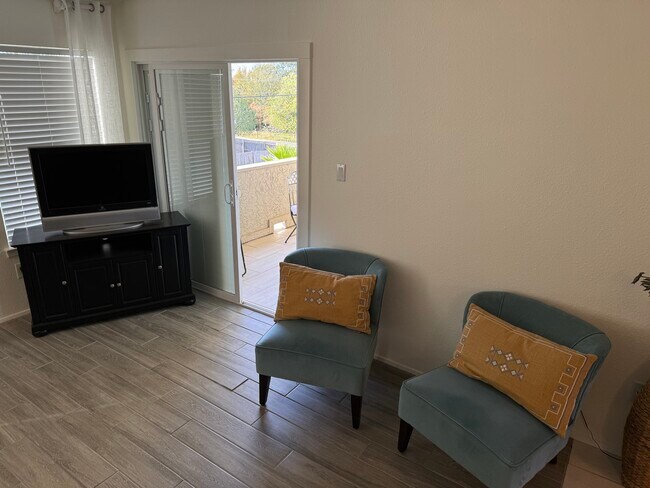 Building Photo - 604 Highcrest Dr