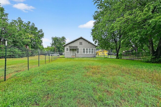 Building Photo - 300 W Moore St