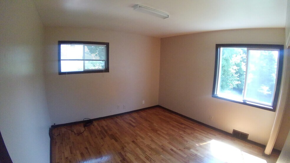 Large Back Bedroom - 1536 Linden St