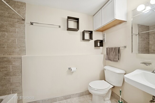 Building Photo - 30W145 Country Lakes Dr
