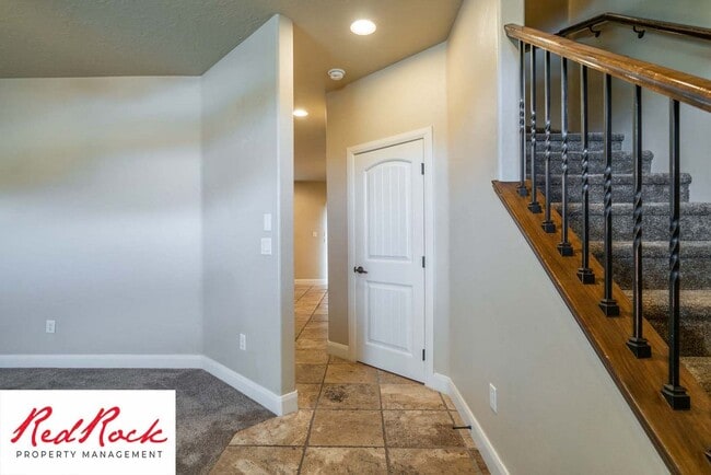 Building Photo - Beautiful Southgate Townhome!