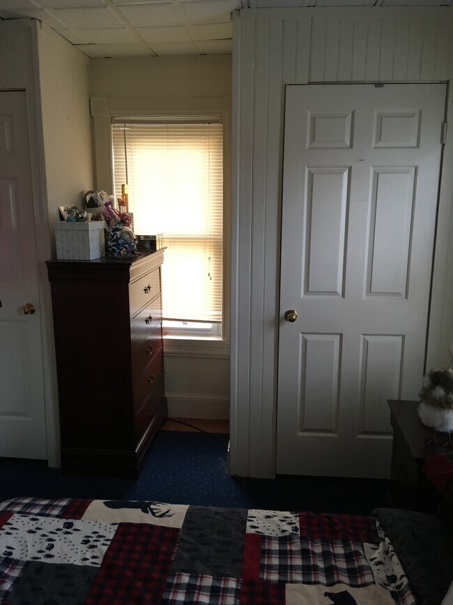 Bed room - 6028 Main St