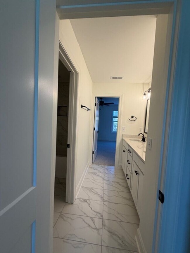 Building Photo - Maryville 37803 - 4 bedroom 3.5 bath - call Ed Johnson 865-924-5045