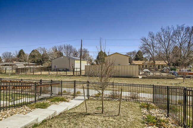 Building Photo - Beautiful SW Longmont Townhome
