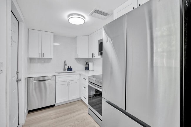 Building Photo - 620 SW 7th Ave