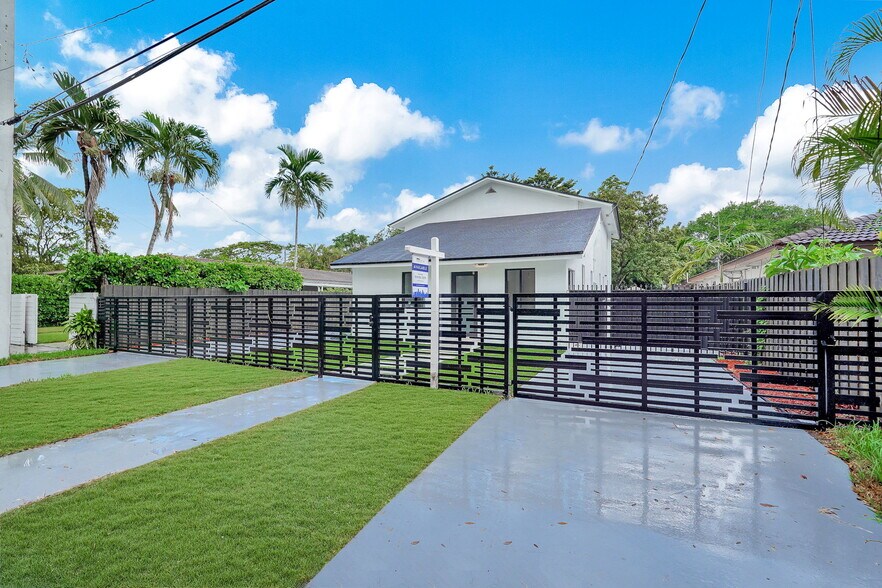 Building Photo - 972 SW 44th Ave