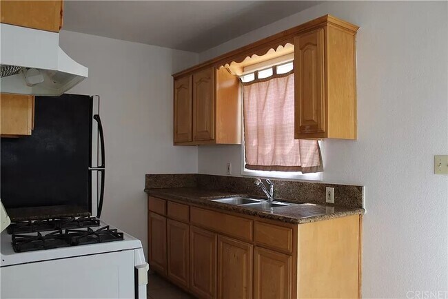 Building Photo - 706 Triana Pl