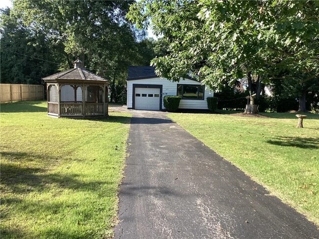 Primary Photo - 476 Lakeview Terrace