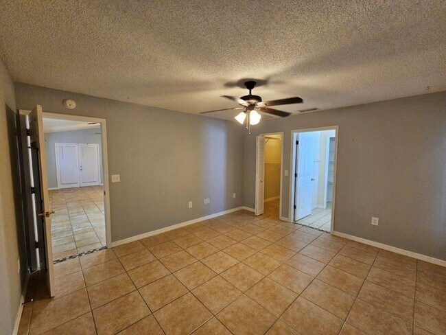 Building Photo - Must See!!!  Large 2 Bed 2 Bath with garag...