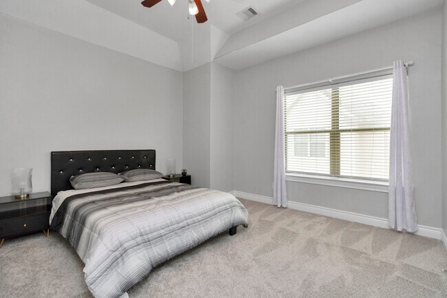 Building Photo - 9038 Lakes Dr
