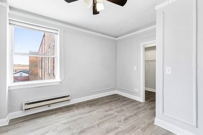 Building Photo - 5860 N Kenmore Ave