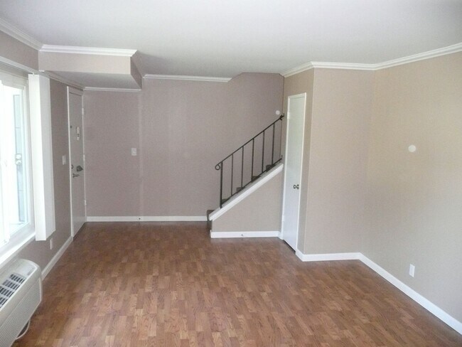 Building Photo - 4 bedroom home in Tustin