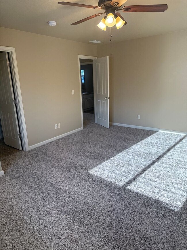 Building Photo - ? Beautiful 4-Bed, 3-Bath North Albany Hom...