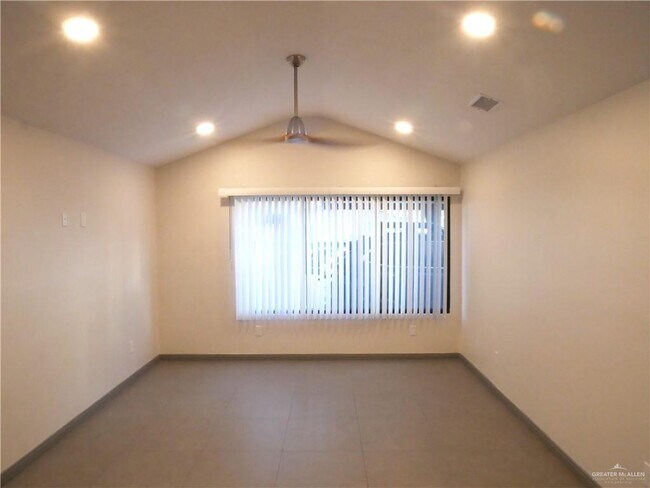 Building Photo - 23 Iris Ave