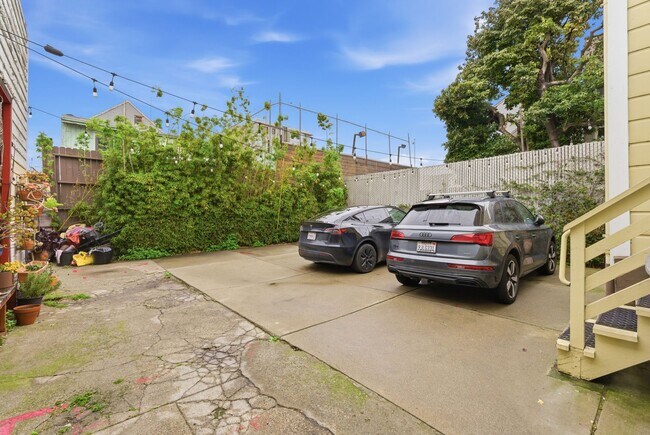 Building Photo - 471 S Van Ness Ave