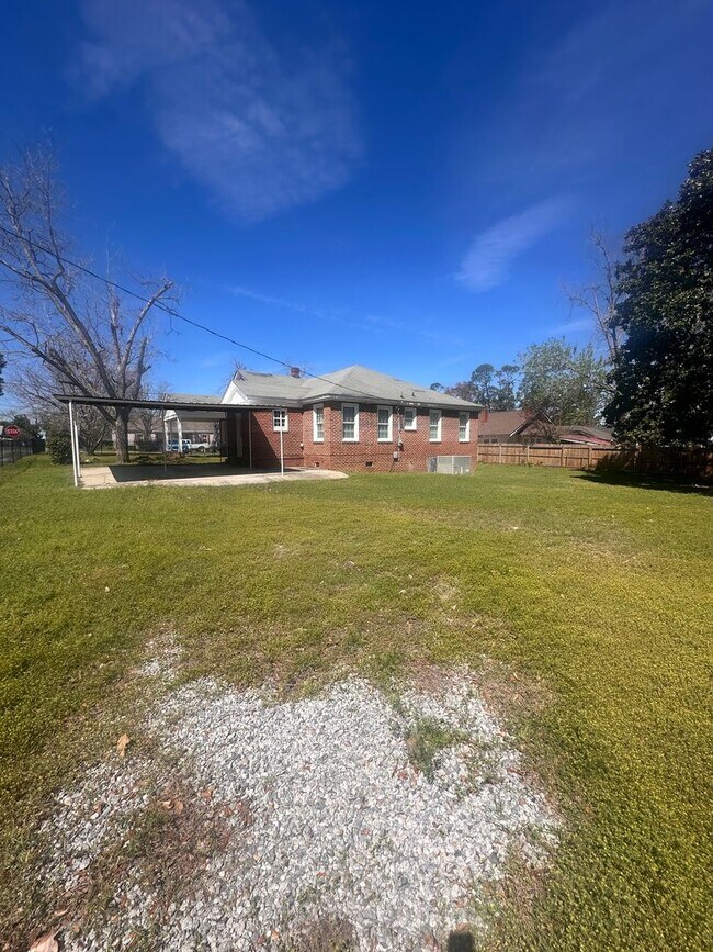 Building Photo - 3 Bed 2 Bath Brick Home with Fenced in Backyard and Additional Living Space