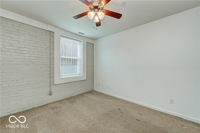 Building Photo - 655 E 24th St