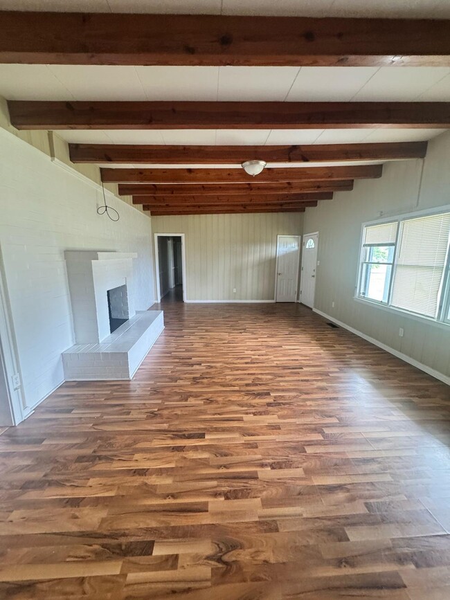 Building Photo - 208 N Rosewood Dr