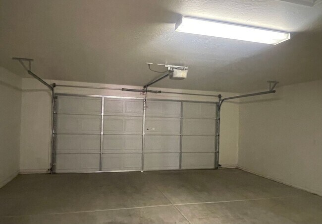 Building Photo - Occupied Do not disturb Tenant - 2 Bedroom...