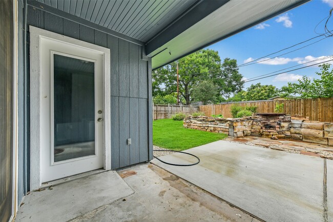 Building Photo - 4842 Hummingbird St